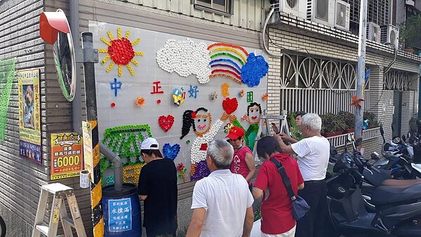 環保志工參與美化社區環境。圖／里長提供