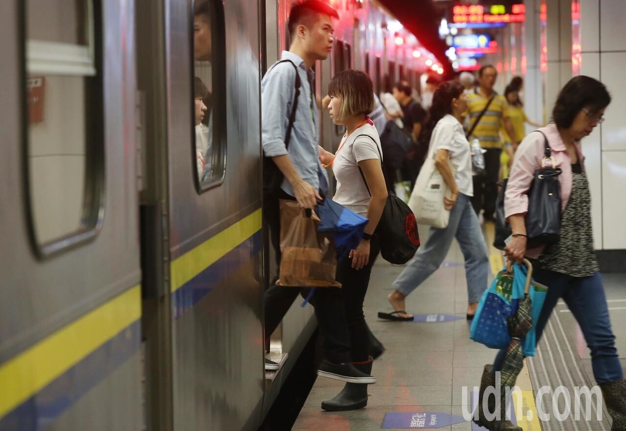 台鐵1167次基隆開往北湖南下區間車，原定11時20分左右於松山站出發，卻突然冒出白煙，旅客嚇壞。資料照。記者林俊良／攝影 