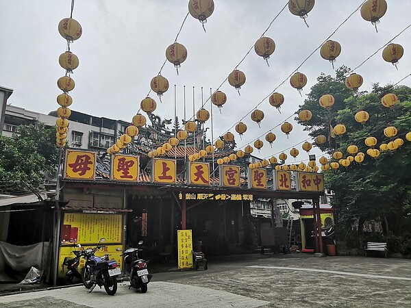 中和北聖宮就坐落在金山板南公園的中段。 圖／吳佳燕