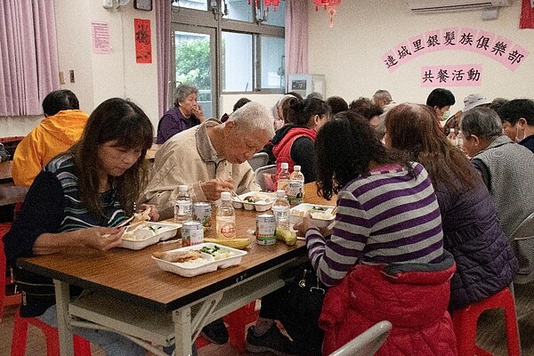 共餐餐點由里內志工親自準備，美味又健康。圖／江翊柔攝