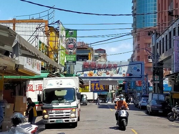 永和樂華夜市相當知名，晚間人潮絡繹不絕。圖／郭宇璇攝