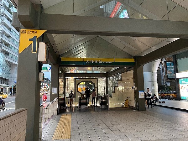 大坪林捷運站1號出口。圖/記者陳育悅攝影