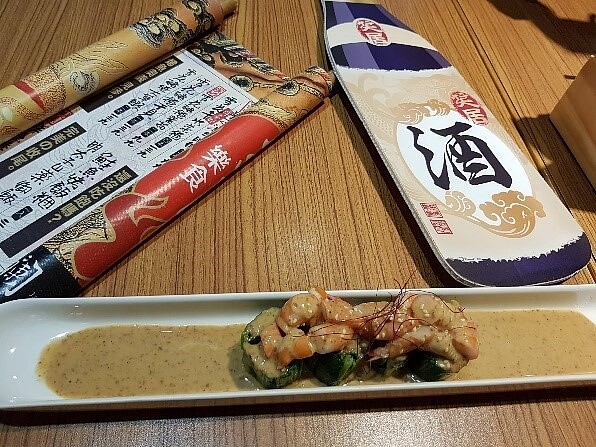 店內特色菜單和前菜佳餚。圖/記者陳育悅攝影