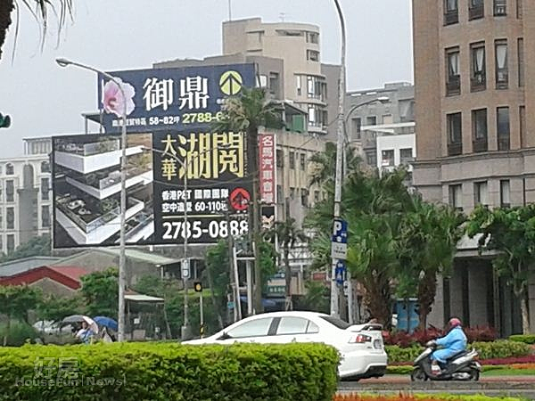 2台北市民權東路六段、成功路口已搭建「大華湖閱」大型看板,該建案就在後方即將興建。