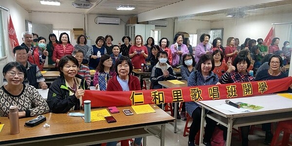 仁和里舉辦排舞班、歌唱班，吸引許多長者前來參加。圖／由林達提供