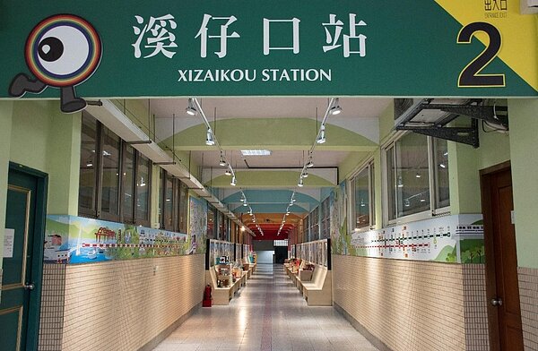 校園走廊規劃成溪口國小專屬的捷運站，介紹在地特色與景觀。圖／江翊柔攝