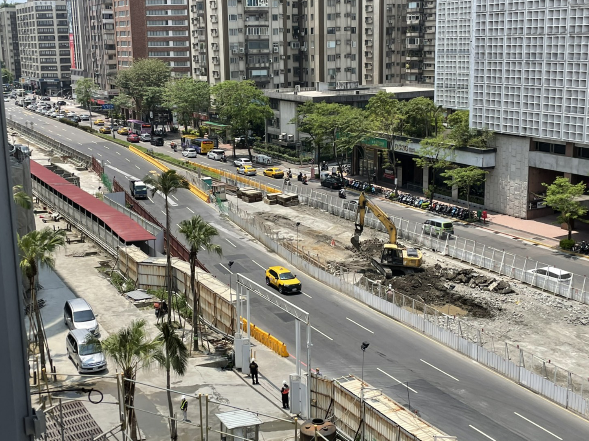 議員陳義洲質疑,北市府將光復南路快車道租給遠雄已違法,甚至未來若光復南路、市民大道塞車,恐讓市府基層承辦員成替死鬼。圖/北市議員陳義洲辦公室提供