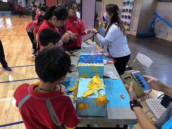 科學結合海洋，加深學生對議題的認識。圖／溪口國小臉書專頁