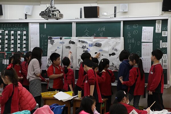 藝術教育除了介紹台灣畫家也讓學生動手創作。圖／江翊柔