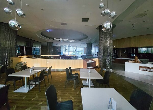 諾富特飯店爆發群聚感染，本館目前清空靜置。旅客表示飯店不但未公告是防疫旅館，還推自由行促銷方案很不妥。記者鄭超文／攝影 