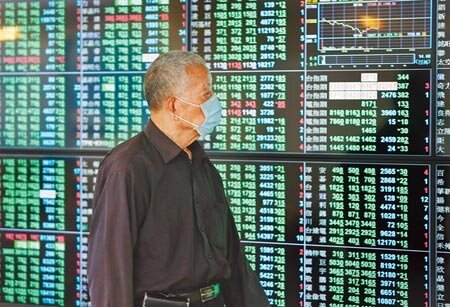 台北股市4日開高走低，收盤跌288.57點，為16933.78點，跌幅1.68%，成交金額新台幣6642億元，號子裡面投資人看著一片綠的盤面，一臉不可置信的表情。（季志翔攝）