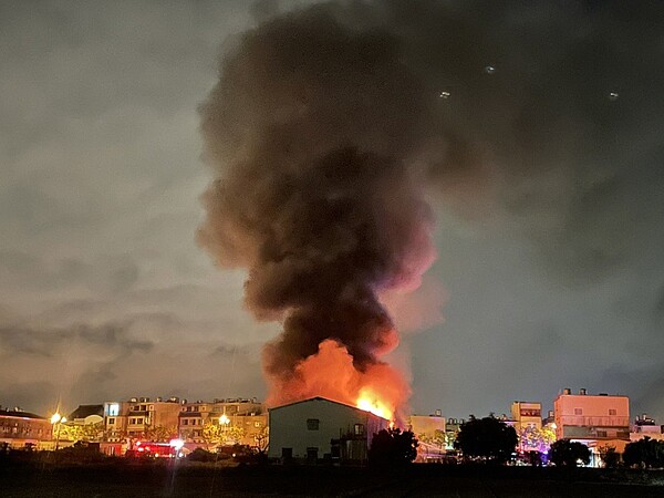 台南市永康區一間瀝青倉庫,今天凌晨近2點發生大火,大量濃煙竄出。圖/取自記者爆料網