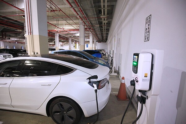 台中市推廣使用電動車,今年將再增加148站汽車充電站,總數達575站。圖/台中市新聞局提供