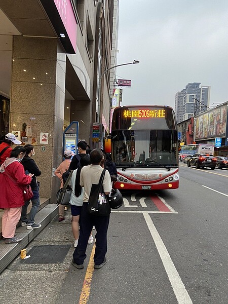 客運9102停駛，桃市府協調後，5009接手路線，並推基本票價買一送一優惠。圖／桃園市交通局提供