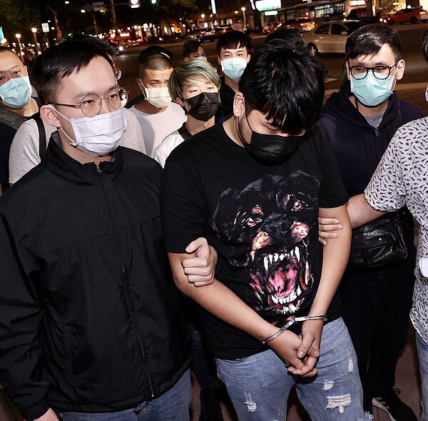 「蟑螂之亂」成全國焦點,嫌犯昨晚全數落網,廿歲許姓男子(前排中)是負責丟蟑螂的嫌犯之一。記者黃義書/攝影