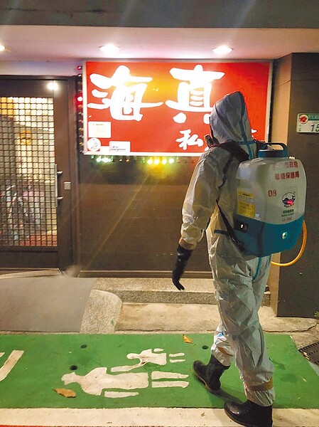 案1153曾到北市海真私房菜民生店用餐,清潔人員獲報後前往消毒。(台北市環保局提供)