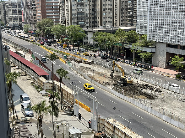 議員陳義洲質疑，北市府將光復南路快車道租給遠雄，已違法，甚至未來若光復南路、市民大道塞車，恐讓市府基層承辦員成替死鬼。圖／北市議員陳義洲辦公室提供