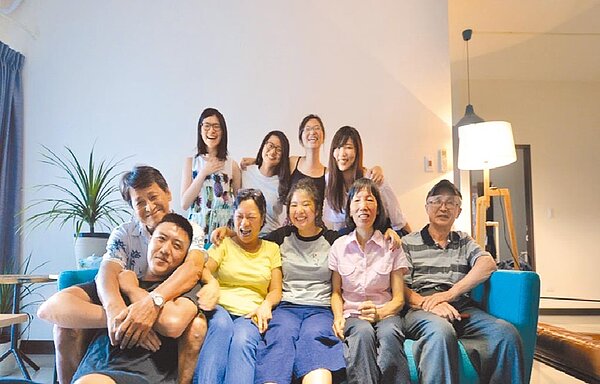 新北市在三峽北大社宅首創「青銀共居」計畫,不過計畫最初安排3名長者與7名青年共居,時隔2年後,長者只剩1人居住,還有2名青年也因職涯考量提早離開,恐讓計畫提早喊卡。(新北市城鄉局提供/許哲瑗新北傳真)