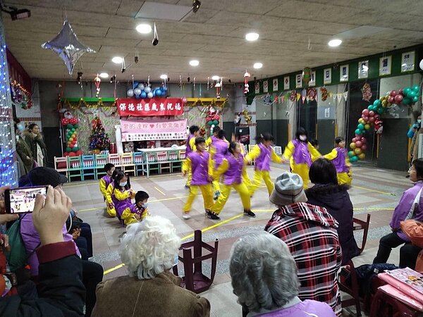 為獨居老人籌辦的節目表演。圖／黃剛毅理事長提供