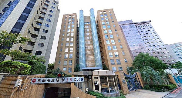 台中飯店大亨翰詮集團董事長賴營炫,因財務危機,公司及個人名下不動產陸續淪入法拍市場,其中位於北市「鄉林京華」住宅,5日四拍,由中泰資產管理以7388萬元取得,換算每坪約68萬元。圖/截自Google Maps