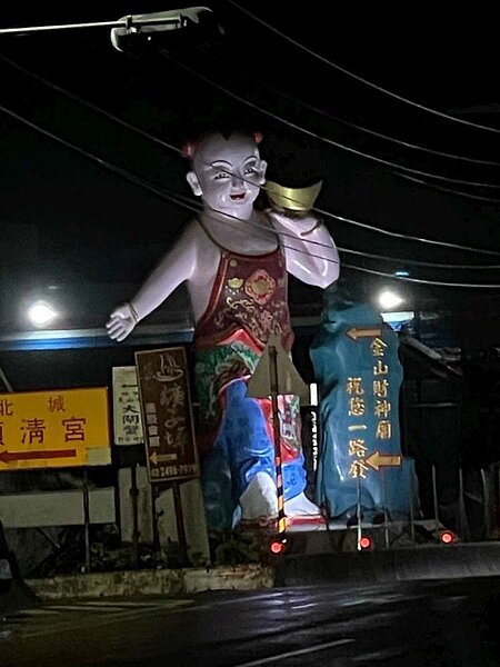 金山財神廟的巨大神像晚間會打白燈,不少路過的民眾都被嚇著。 圖/張錦豪提供