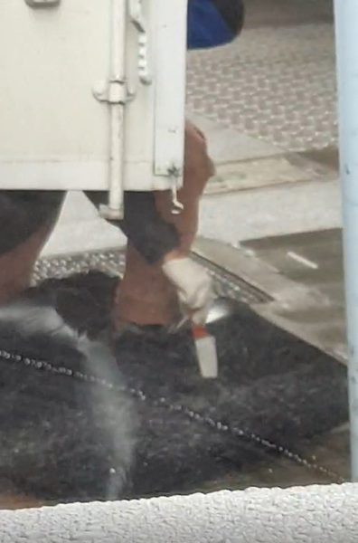 收運業者違規踩踏垃圾包遭環保局開罰。圖/北市環保局提供