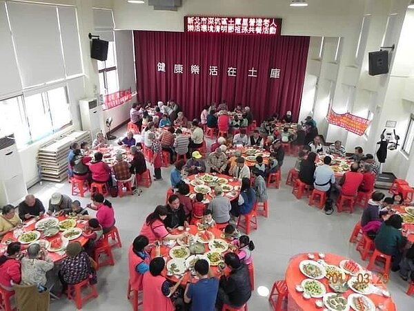 圓桌式的「節慶共餐」讓長者團聚一堂。圖／陳忠賢攝