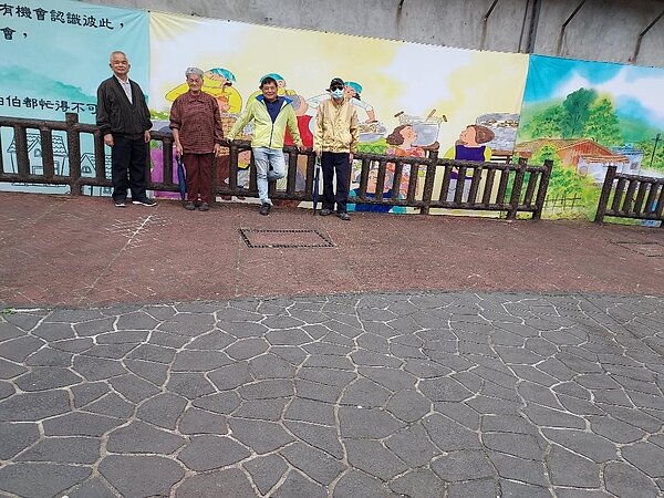 里民活動中心外彩繪牆，繪出快樂生活。圖／陳忠賢攝