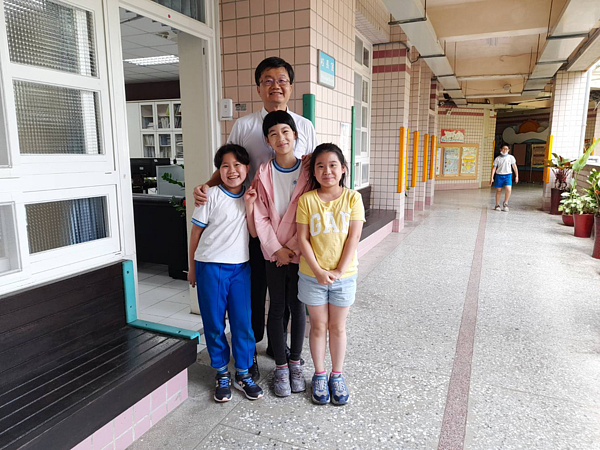 親和力十足的徐建華校長，受到學生的歡迎。圖／黃作炎攝