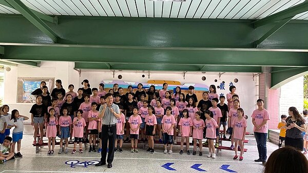 合唱團期末表演快閃活動。圖／校方提供