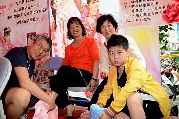 為長者洗腳，傳承大愛。圖／記者吳素蘭攝影