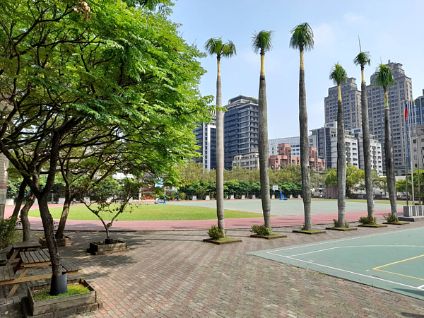 地處信義計畫區、寸土寸金的博愛國小校園內，也有諾大的操場。圖／黃作炎攝