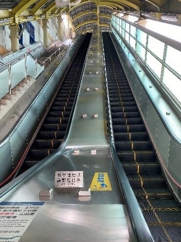 小碧潭捷運站擁有四層樓高的戶外手扶梯。圖／記者陳育悅攝影