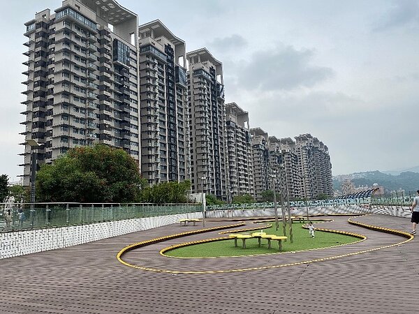 景觀廣場公園上的草皮空間。圖／記者陳育悅攝影