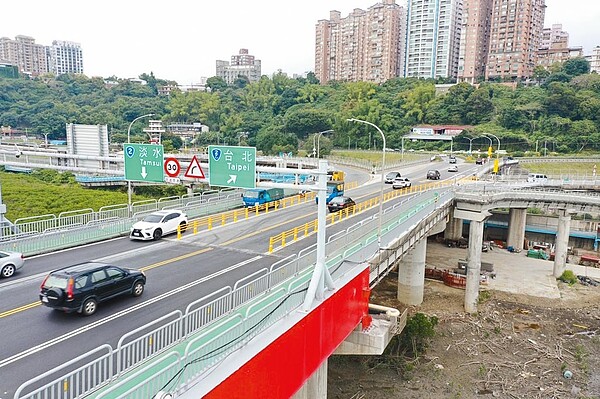 公路總局3日拆除關渡大橋約一半護欄,改以雙白線標示。(交通部公路總局提供/戴上容新北傳真)