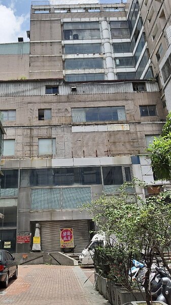 台中市原中區自由路二段的東海大樓,已依危老條例著手改建。圖/市府都發局提供