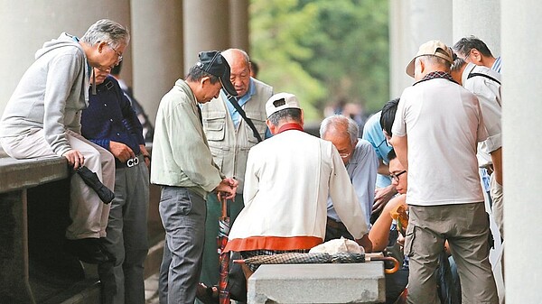 近來我國景氣熱絡，朝野立委呼籲儘速為軍公教調薪，盼藉此帶動民間企業為勞工加薪。聯合報系資料照