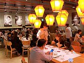 疫情拉警報　母親節餐廳訂位仍滿