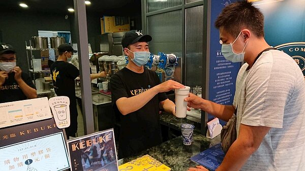 為減少一次性容器的垃圾量，新竹市2019年起推動飲料杯免費租借活動，效果顯著。圖／新竹市政府提供