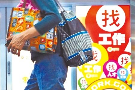 1111人力銀行昨公布「企業搶進新鮮人調查」顯示,近8成企業向新鮮人招手,工作機會數較去年同期激增11萬筆。圖/中時報系資料照