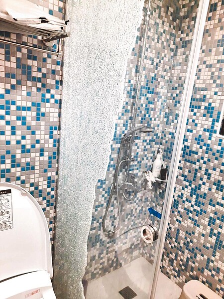 台北市青年社會住宅1期有住戶家中浴室淋浴間玻璃門突然爆裂,差點傷到人,民眾氣得發起連署要求市府全面巡檢。(台北市都發局提供/黃婉婷台北傳真)