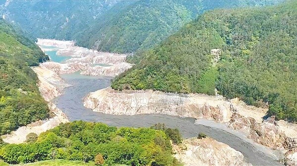 經濟部長王美花表示，由於氣象局預估5月及6月「雨量偏少到正常」，為保留更多蓄水，將持續實施「供五停二」限水措施。圖／中時報系資料照