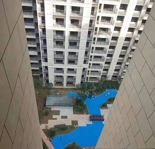 網友分享曾看過公設中的景觀湖泊是用藍色油漆畫上去的。圖/截自《靠北建商2.0》