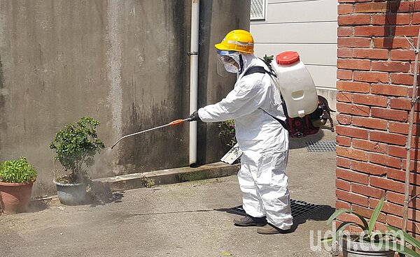 苗栗縣衛生局及公館鄉公所為化解地方民眾疑慮,下午會同縣環保局派員到男子居家檢疫處所外進行周遭環境的消毒作業。記者胡蓬生/攝影