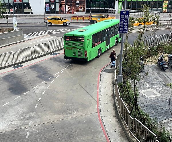 台中市議員江肇國接獲民眾陳情表示，台中火車站前的公車轉運站動線不良，他實地勘查發現，位於一樓的公車站月台，沒有行人穿越道連接，民眾常為了趕車而直接跨越車道，非常危險。圖／江肇國提供