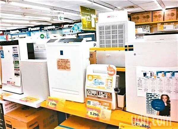 凡購買經經濟部核定能源效率分級為第一級或第二級的新電冰箱、新冷暖氣機或新除濕機,可以享退還減徵貨物稅最高2,000元,施行期間延長至2023年年6月14日。圖/聯合報系資料照