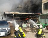 桃園市出租停車場火警濃煙猛竄　3轎車2貨車遭殃