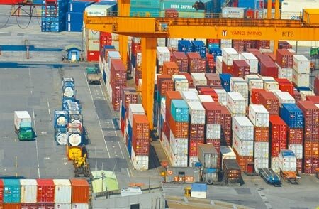 財政部公布海關進出口貿易初步統計,4月出口349.6億美元,年增率達38.7%,出口值創歷史次高、連續第10個月正成長。圖為貨櫃場的畫面。(本報資料照片)