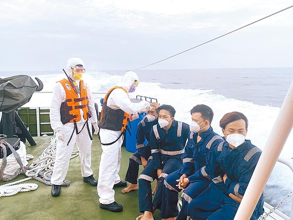 基隆「漁富888號」捕蟹船火燒船,9名印尼籍漁工獲救,余姓兄弟船長下落不明。(海巡署提供/陳彩玲基隆傳真)