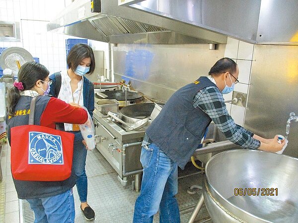 竹南國中爆發師生吃完午餐集體上吐下瀉,家長們十分擔心影響會考。圖/苗栗縣政府提供